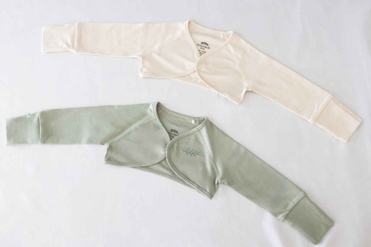NoScratch Baby anti-scratch sleeves in beige and sage green, flat lay